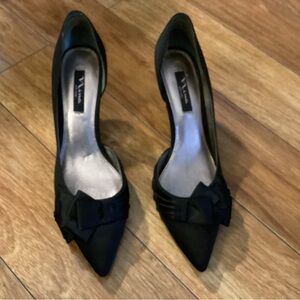 Nina Sexy Black 2 1/2”Heels with Bow Detail Size 11 M  Euro 41 Matte Satin Pumps